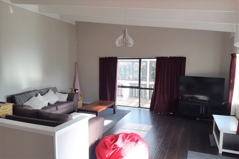 Photo of property in 2/20 Waverley Avenue, Glenfield, Auckland, 0629