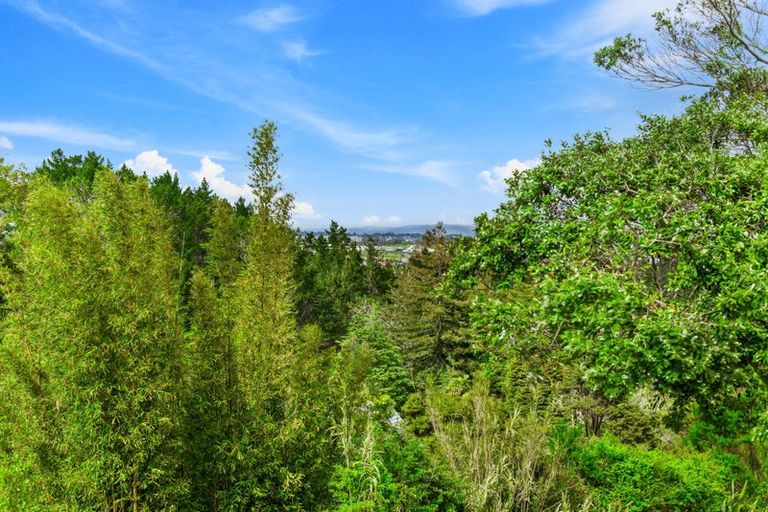 Photo of property in 1/1032 East Coast Road, Fairview Heights, Auckland, 0630