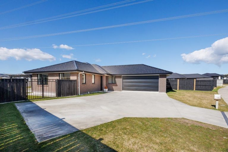 Photo of property in 26 Sardinia Grove, Fitzherbert, Palmerston North, 4410