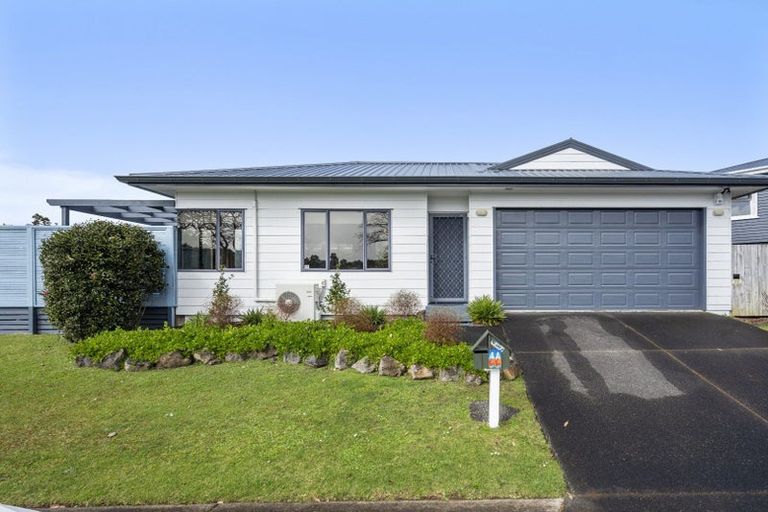 Photo of property in 4a Barron Drive, Green Bay, Auckland, 0604