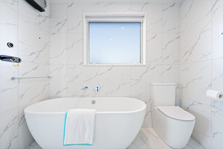 Photo of property in 38a Pokapu Street, Titirangi, Auckland, 0600