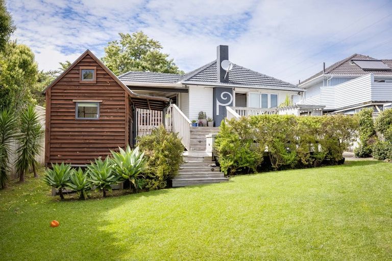 Photo of property in 16 Paton Avenue, Te Atatu South, Auckland, 0610