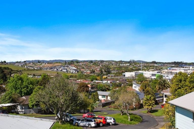 Photo of property in 17 Magdalen Place, West Harbour, Auckland, 0618