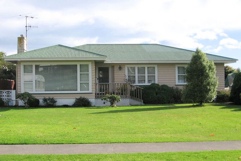 Photo of property in 14 Karu Crescent, Waikanae, 5036