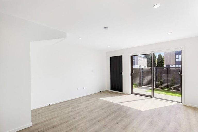 Photo of property in 16/12 Tawa Road, Te Atatu Peninsula, Auckland, 0610
