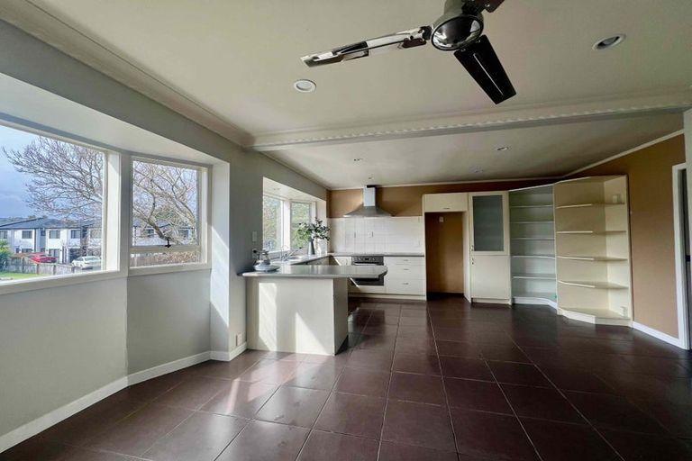 Photo of property in 1 Mirrabooka Avenue, Botany Downs, Auckland, 2010