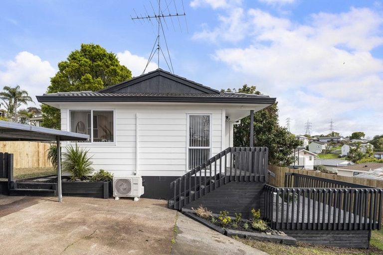 Photo of property in 8 Halloran Place, Massey, Auckland, 0614