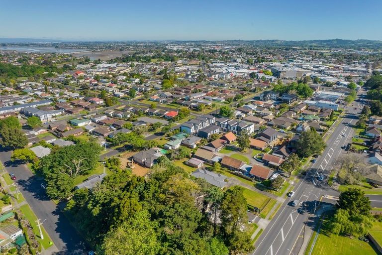 Photo of property in 341 Great South Road, Papakura, 2110