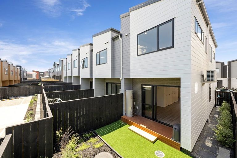 Photo of property in 16 Kiato Lane, Flat Bush, Auckland, 2019