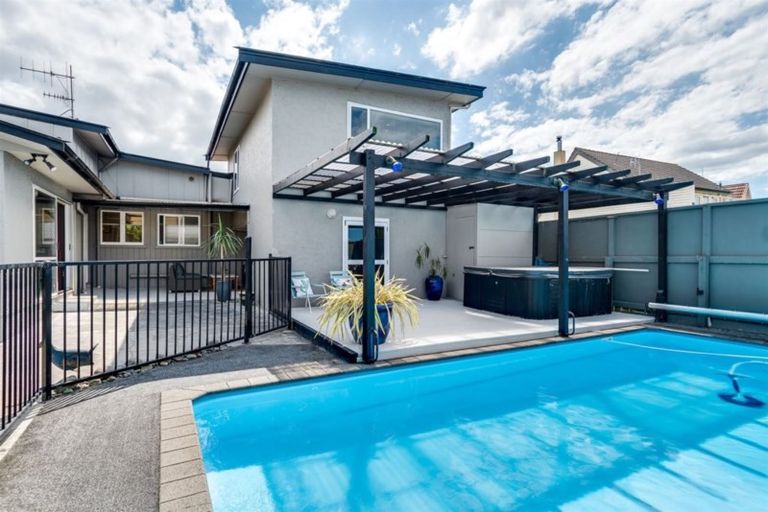 Photo of property in 37 Avondale Road, Taradale, Napier, 4112