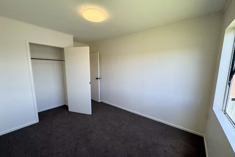 Photo of property in 18 Athena Drive, Totara Vale, Auckland, 0629