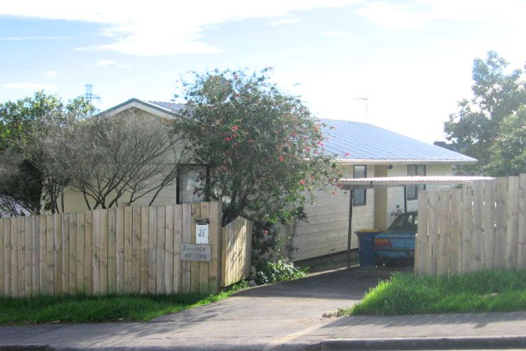 Photo of property in 15 Lilburn Crescent, Massey, Auckland, 0614