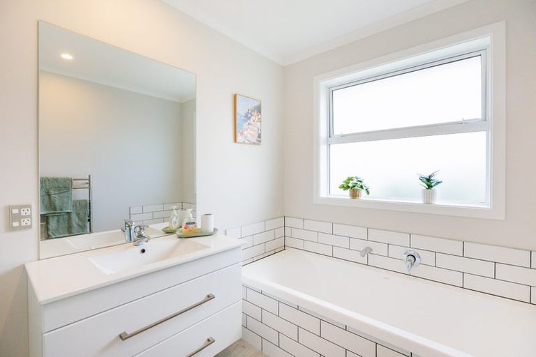 Photo of property in 132 Johnstone Drive, Fitzherbert, Palmerston North, 4410