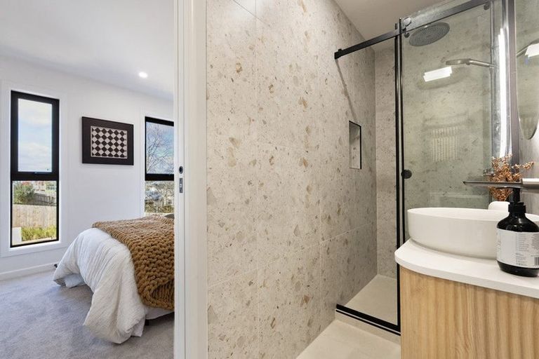 Photo of property in 69d Chivalry Road, Glenfield, Auckland, 0629