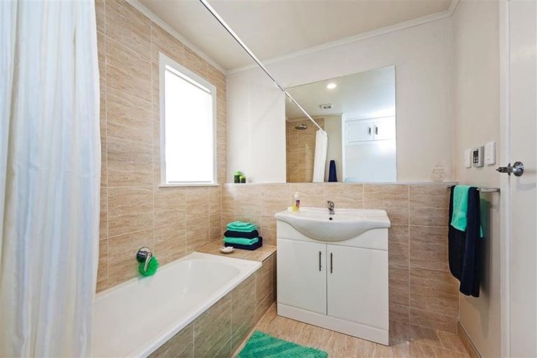Photo of property in 6 Maunder Place, New Lynn, Auckland, 0600