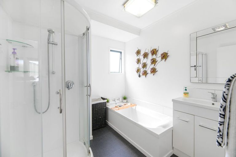 Photo of property in 2b Porter Avenue, Te Atatu South, Auckland, 0610