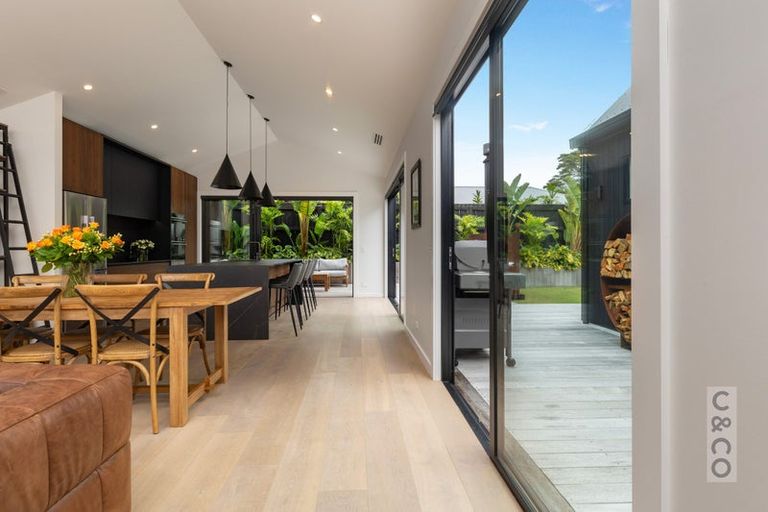 Photo of property in 1 Len Ireland Drive, Kumeu, 0810