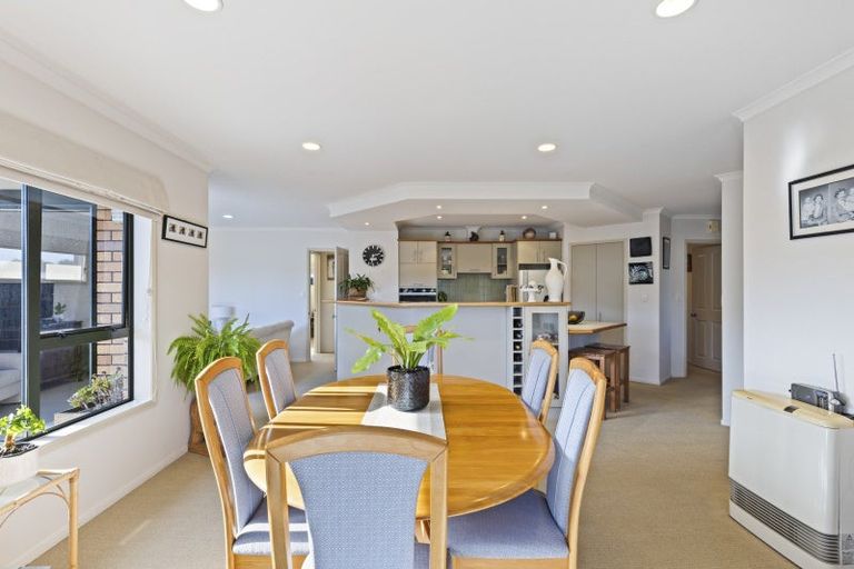 Photo of property in 6 Royal Heights, Glen Avon, New Plymouth, 4312