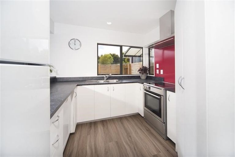 Photo of property in 2/8 Fuchsia Place, Birkdale, Auckland, 0626