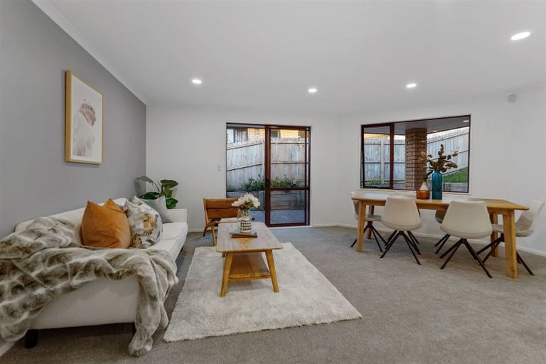 Photo of property in 5 Marbella Crescent, Oteha, Auckland, 0632