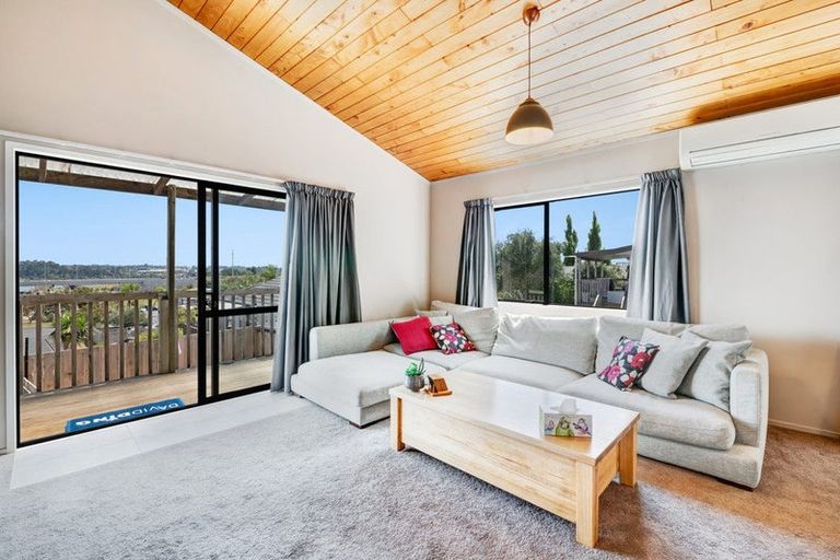 Photo of property in 2/10 Sevilla Place, Unsworth Heights, Auckland, 0632