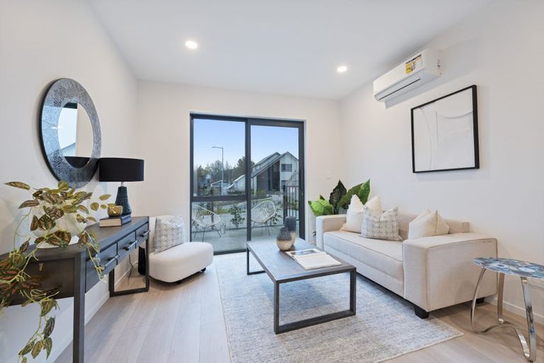 Photo of property in 42 Paparahi Place, Wainui, 0992