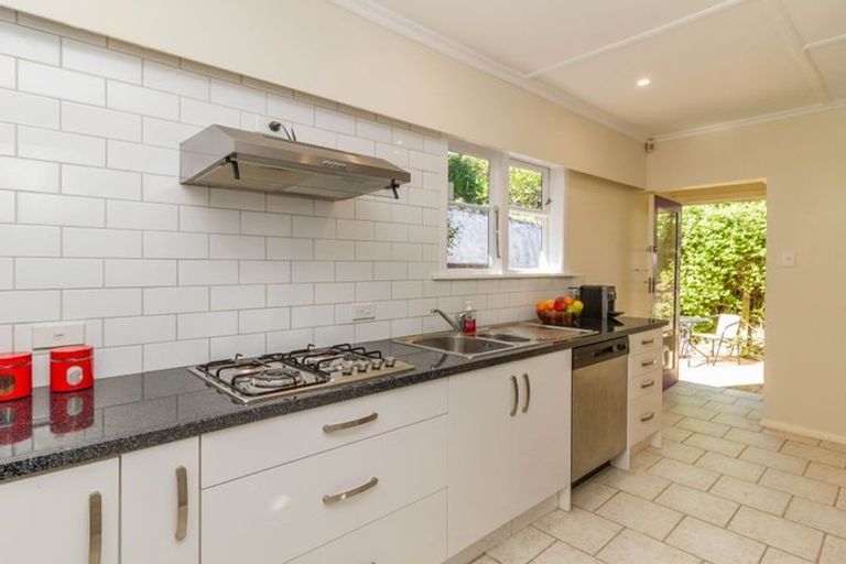 Photo of property in 2 Curtis Street, Northland, Wellington, 6012