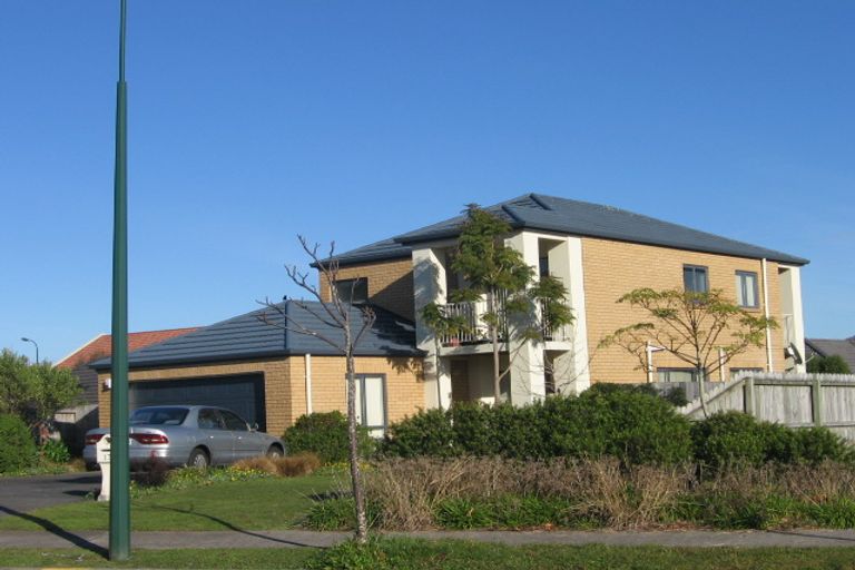 Photo of property in 17 Newbliss Crescent, East Tamaki Heights, Auckland, 2016