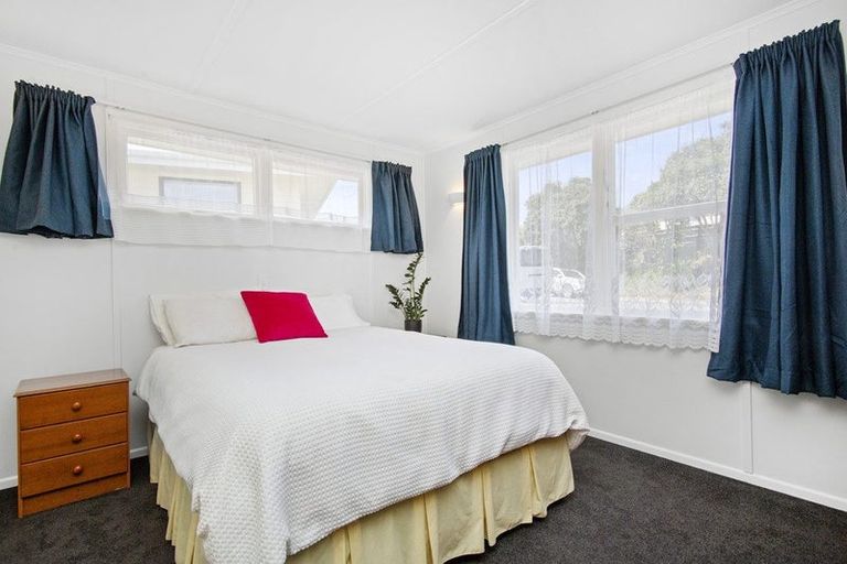 Photo of property in 5 Cara Crescent, Paparangi, Wellington, 6037