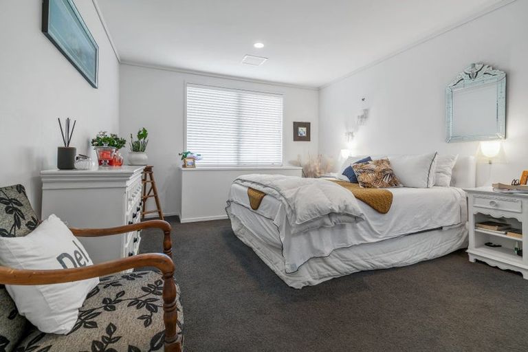 Photo of property in 72 Devonport Road, Tauranga, 3110