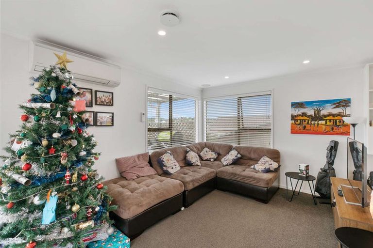 Photo of property in 15 Rosario Crescent, Red Beach, 0932
