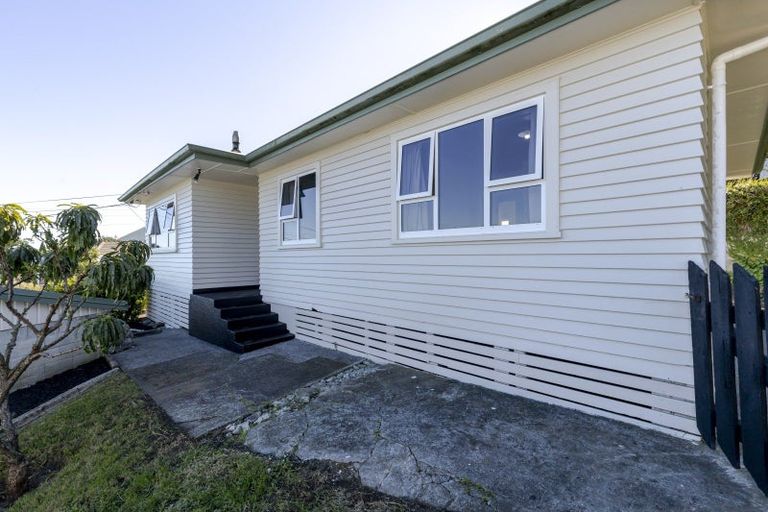 Photo of property in 15 Simons Street, Moturoa, New Plymouth, 4310