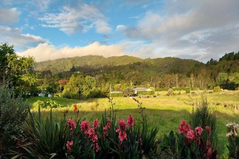 Photo of property in 19 Victoria Street, Coromandel, 3506