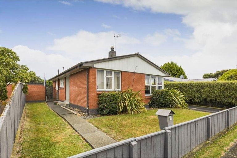 Photo of property in 41 Ellesmere Crescent, Highbury, Palmerston North, 4412