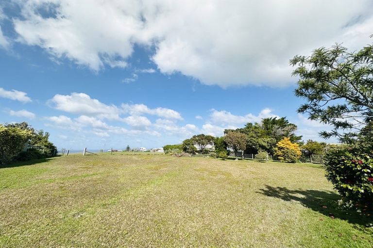 Photo of property in 1413 Whangaparaoa Road, Army Bay, Whangaparaoa, 0930