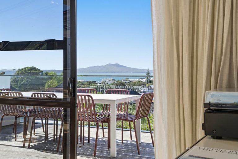 Photo of property in 2/11 Seaview Road, Castor Bay, Auckland, 0620