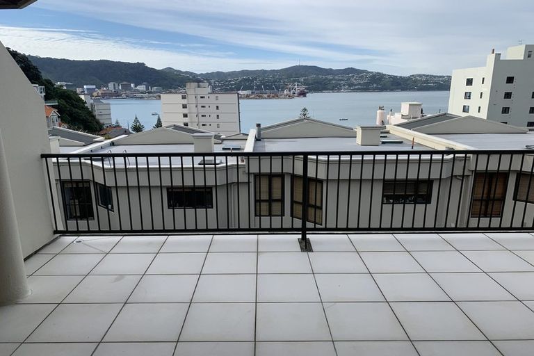 Photo of property in 10/22u Oriental Terrace, Oriental Bay, Wellington, 6011