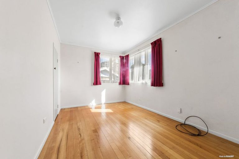 Photo of property in 37 Neil Avenue, Te Atatu Peninsula, Auckland, 0610