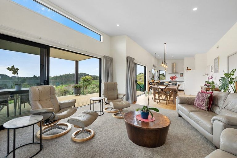 Photo of property in 9 Kapurau Lane, Merrilands, New Plymouth, 4312