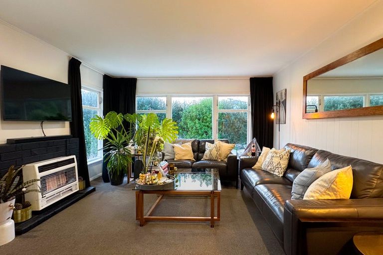 Photo of property in 4 Black Rock Road, Newlands, Wellington, 6037