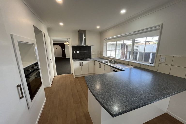 Photo of property in 2 Framalda Place, Conifer Grove, Takanini, 2112