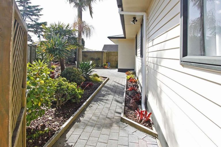 Photo of property in 16 Ussher Place, Pakuranga Heights, Auckland, 2010