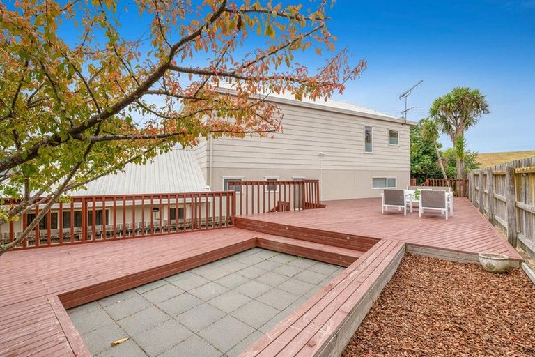 Photo of property in 2/39 Rifleman Rise, Unsworth Heights, Auckland, 0632