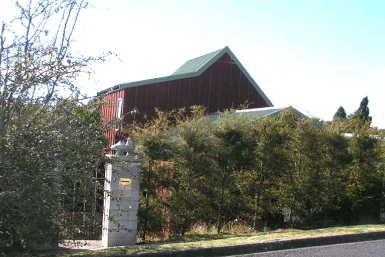 Photo of property in 1 Coroglen Avenue, Birkenhead, Auckland, 0626