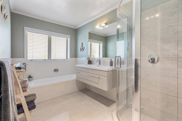 Photo of property in 2 Saratoga Court, Papamoa Beach, Papamoa, 3118