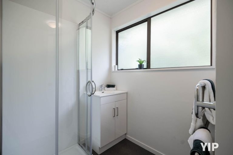 Photo of property in 27a Fernhaven Grove, Newlands, Wellington, 6037