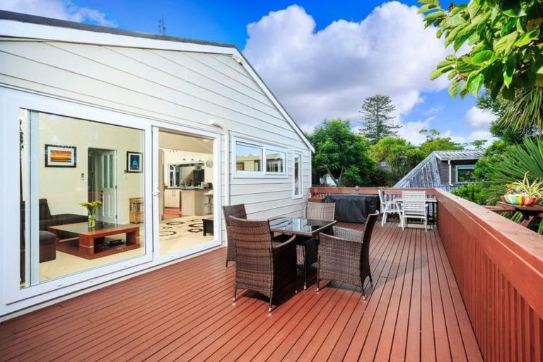 Photo of property in 2/10a Wernham Place, Northcote, Auckland, 0626