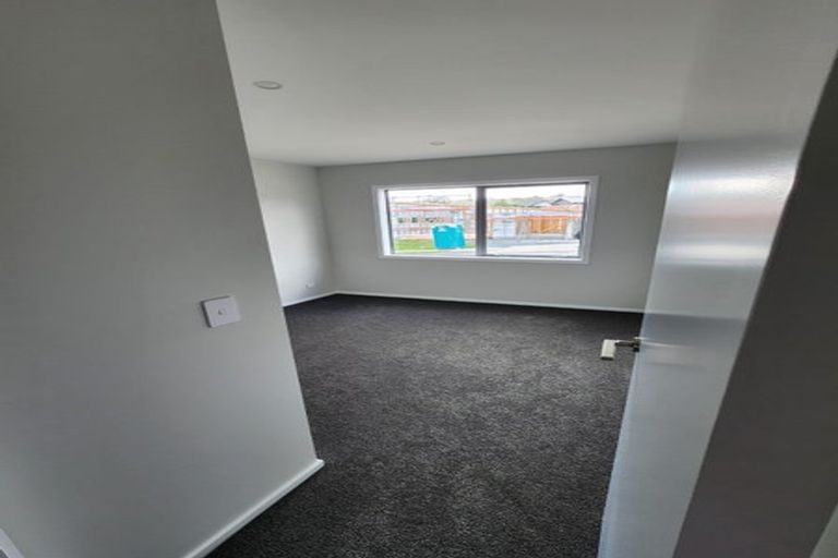 Photo of property in 17 Rewarewa Way, Timberlea, Upper Hutt, 5018