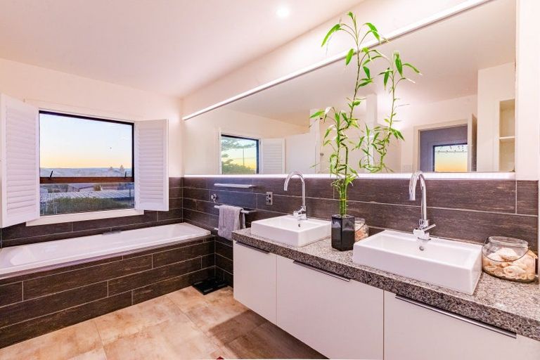 Photo of property in 62 Meeanee Quay, Westshore, Napier, 4110