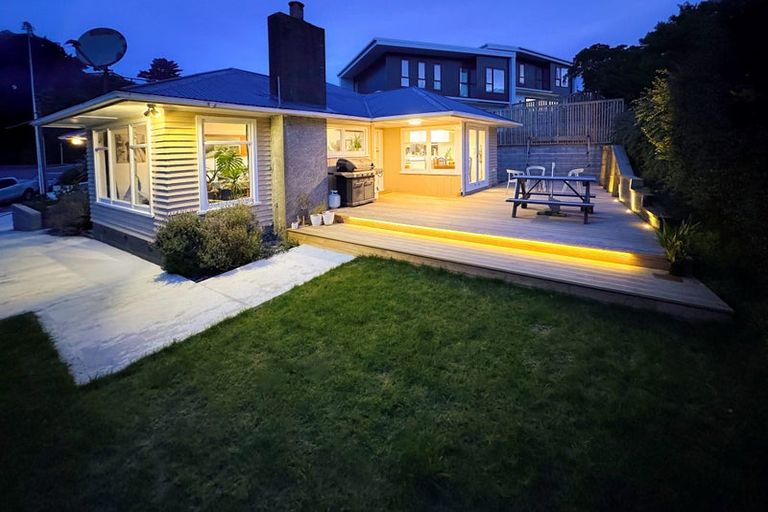 Photo of property in 4 Black Rock Road, Newlands, Wellington, 6037